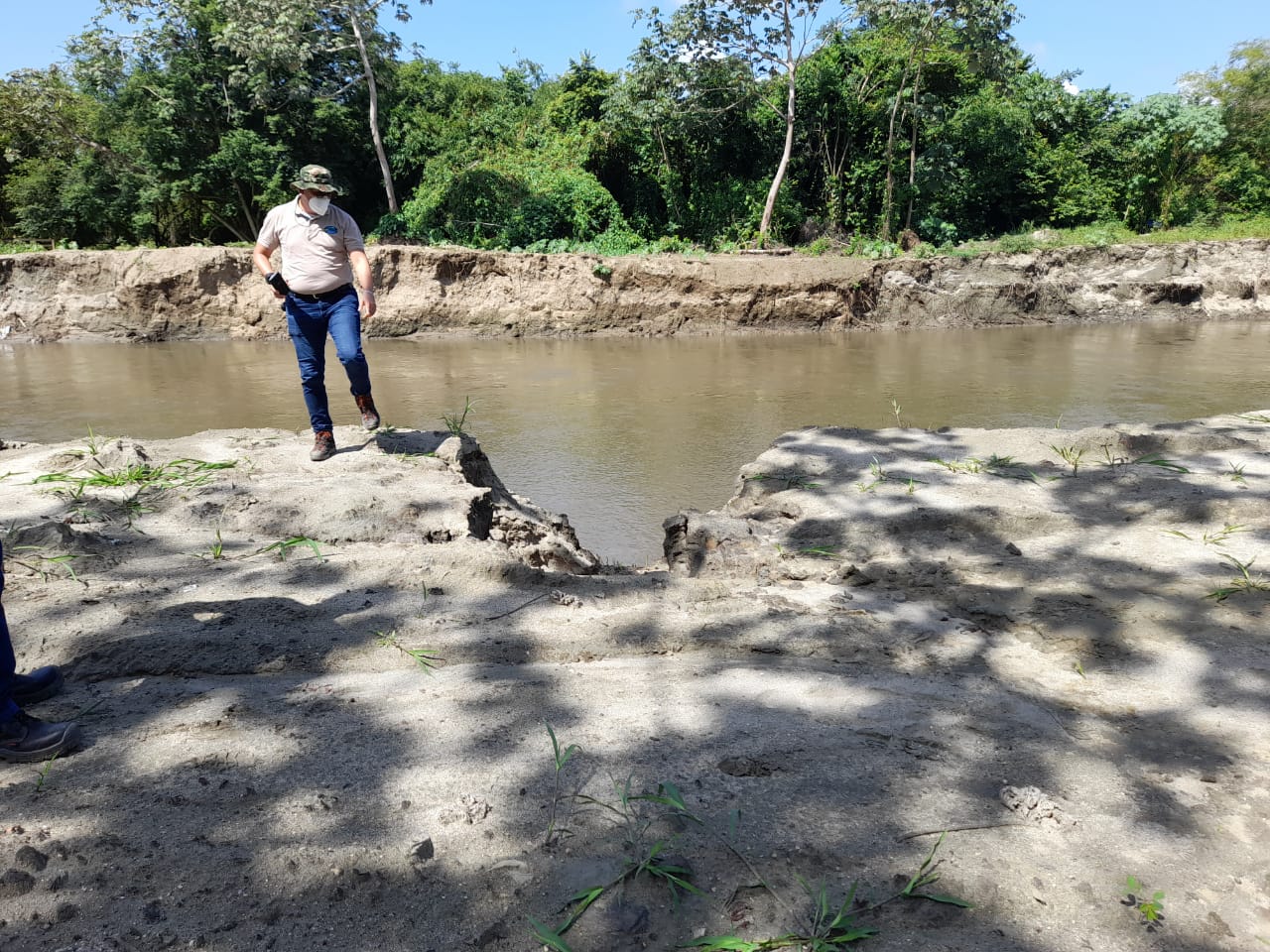 Funcionarios de CORPAMAG visitando el río fío para identificar sector erosionado
